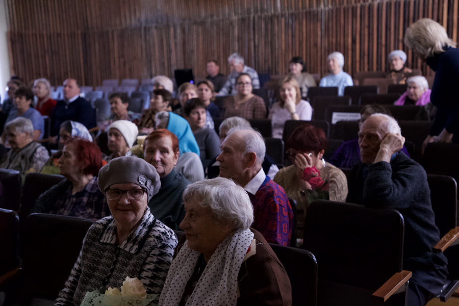 Представители старшего поколения. Представители старшего поколения 57%.