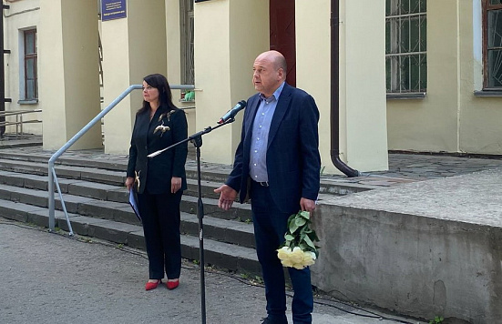 Депутат областной Думы Сергей Пупков принял участие в открытии мемориальной доски Заслуженному врачу России Галине Вологжаниной