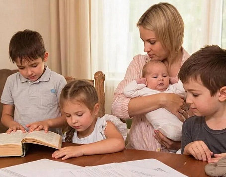 В 2025 году выплату при рождении третьего или последующего ребёнка получили около 600 молодых семей