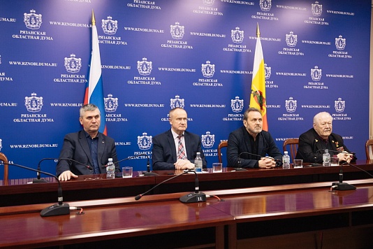 Парламентарии приняли участие в пленарном заседании Государственной Думы в режиме ВКС