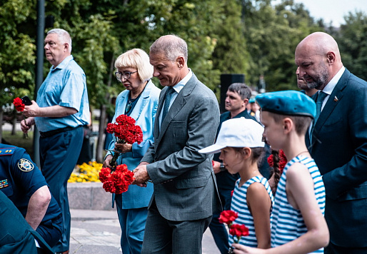 В День ВДВ парламентарии почтили память погибших бойцов