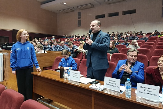 Денис Сидоров вручил награды регионального парламента участникам конкурса «Битва ансамблей»