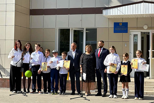Парламентарии приняли участие в праздничных мероприятиях, посвященных Дню знаний