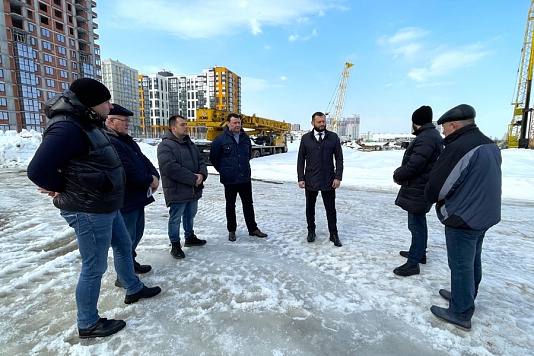 Парламентарий Владислав Фролов с депутатским контролем посетил стройплощадку школы в селе Дядьково