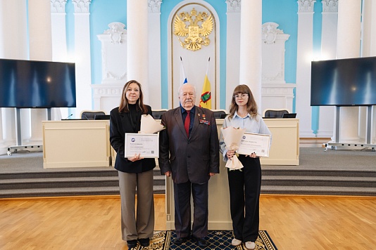 Юрий Плугин вручил награду победительнице конкурса «Парламент 2030»