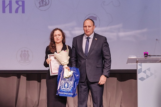 Парламентарий Михаил Давыдов вручил подарки женам участников специальной военной операции