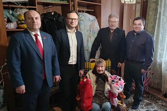Парламентарий Денис Сидоров поздравил с наступающим Новым годом долгожителей Рязанской области