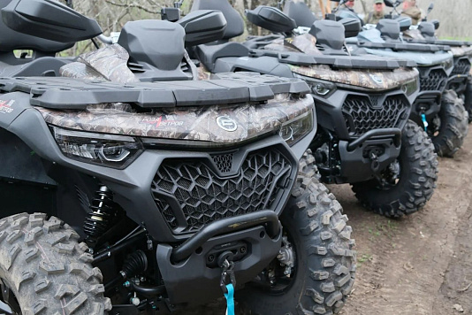 Парламентарии доставили на передовую гуманитарную помощь и технику 