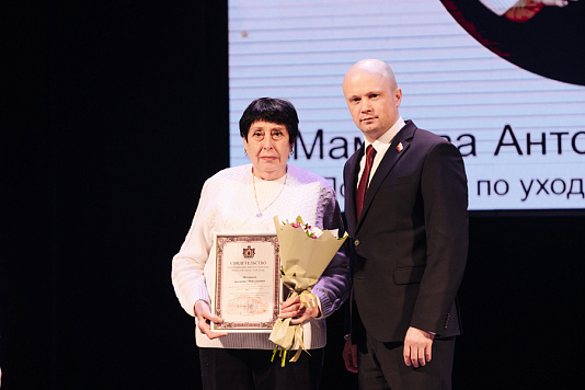 Парламентарий Роман Иголкин поблагодарил за работу и наградил сотрудников ассоциации «Забота и милосердие»