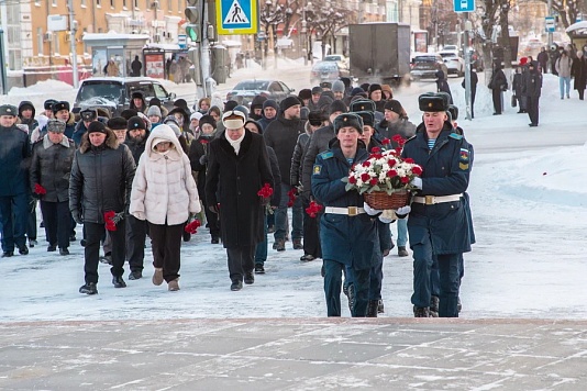 Депутаты регионального парламента приняли участие в памятных мероприятиях, приуроченных ко Дню воинской славы России