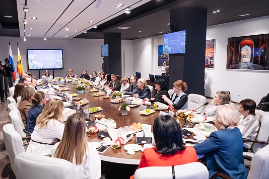 Накануне 8 Марта парламентарии обсудили меры поддержки военнослужащих и их близких с представителями регионального Комитета семей воинов Отечества 