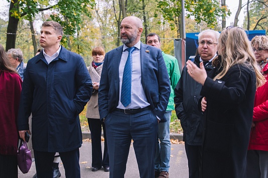 Парламентарий Дмитрий Репников в составе регионального Экологического совета проинспектировал ход работ по благоустройству ЦПКиО